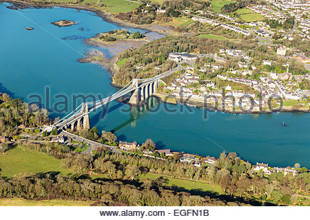 Photo aérienne de Menai Bridge, entre le passage de la rivière et d'Anglesey Gwynedd au nord du Pays de Galles. Banque D'Images