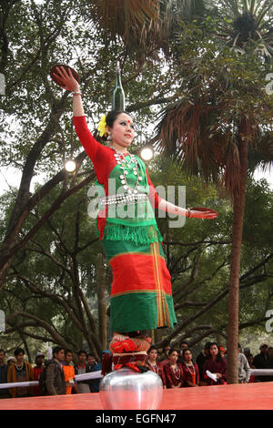 Décembre 2014 -peuple tribal présentant leur danse traditionnelle dans un festival culturel à Dhaka. Banque D'Images