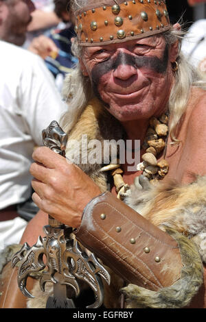 DINAN, FRANCE - JUILLET 20 homme habillé dans un costume médiéval sur Fete des remparts, un très populaire Festival des Chevaliers Banque D'Images