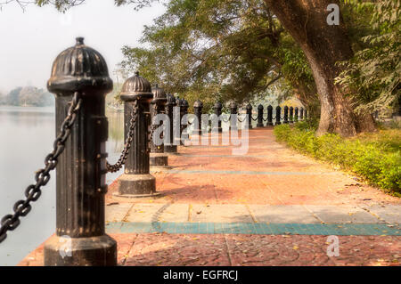 Jardin chemin pavé avec du fer forgé et de la chaîne par le lac with copy space Banque D'Images