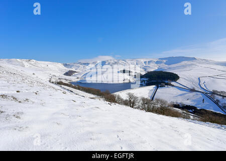 Kinder Kinder Scout et de réservoir de front blanc en hiver neige au-dessus de foin, parc national de Peak District, Derbyshire, Angleterre, Royaume-Uni. Banque D'Images