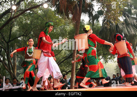 Décembre 2014 -peuple tribal présentant leur danse traditionnelle dans un festival culturel à Dhaka. Banque D'Images