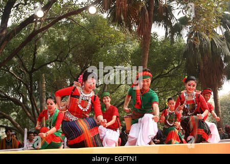 Décembre 2014 -peuple tribal présentant leur danse traditionnelle dans un festival culturel à Dhaka. Banque D'Images