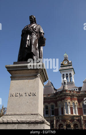 Statue de Sir Isaac Newton à l'extérieur de la Guildhall Arts Centre de Grantham, Lincolnshire Banque D'Images