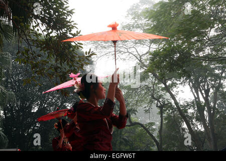 Décembre 2014 -peuple tribal présentant leur danse traditionnelle dans un festival culturel à Dhaka. Banque D'Images