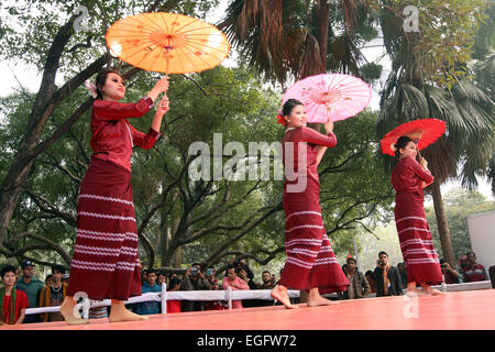 Décembre 2014 -peuple tribal présentant leur danse traditionnelle dans un festival culturel à Dhaka. Banque D'Images