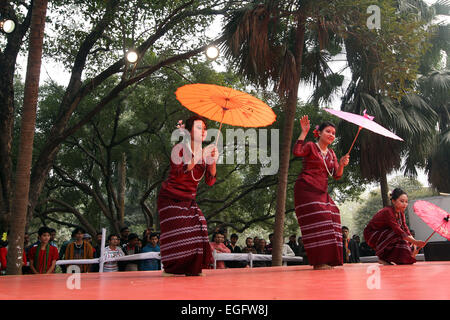 Décembre 2014 -peuple tribal présentant leur danse traditionnelle dans un festival culturel à Dhaka. Banque D'Images