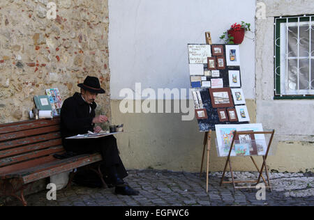 Eduardo Roberto la création d'une de ses célèbres peintures de café dans la rue de Lisbonne Banque D'Images