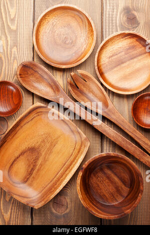 Des ustensiles de cuisine en bois sur fond de table en bois Banque D'Images