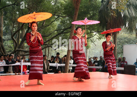 Décembre 2014 -peuple tribal présentant leur danse traditionnelle dans un festival culturel à Dhaka. Banque D'Images