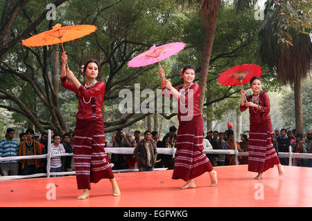 Décembre 2014 -peuple tribal présentant leur danse traditionnelle dans un festival culturel à Dhaka. Banque D'Images