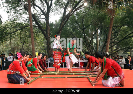 Décembre 2014 -peuple tribal présentant leur danse traditionnelle dans un festival culturel à Dhaka. Banque D'Images