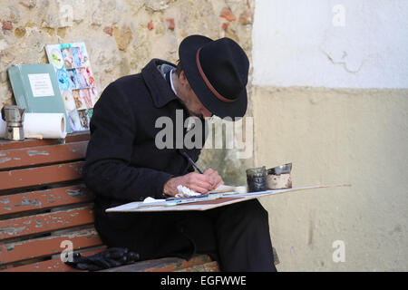 Eduardo Roberto la création d'une de ses célèbres peintures de café dans la rue de Lisbonne Banque D'Images
