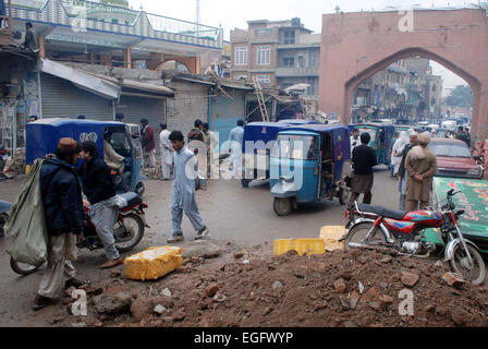 L'opération en cours contre la démolition de l'invasion illégale au cours de l'entraînement à Hashtnagri empiètement anti salon à Peshawar le Mardi, 24 février 2015. Banque D'Images