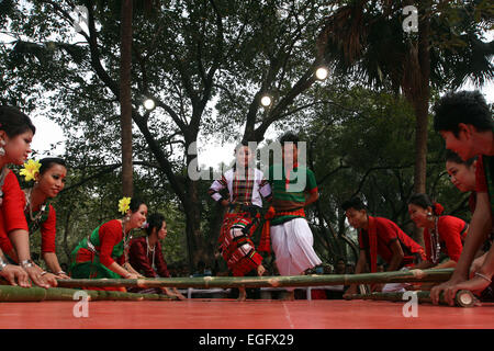 Décembre 2014 -peuple tribal présentant leur danse traditionnelle dans un festival culturel à Dhaka. Banque D'Images