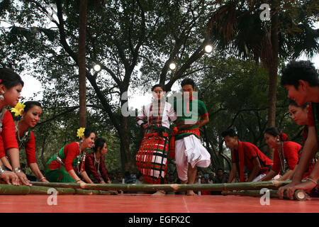 Décembre 2014 -peuple tribal présentant leur danse traditionnelle dans un festival culturel à Dhaka. Banque D'Images