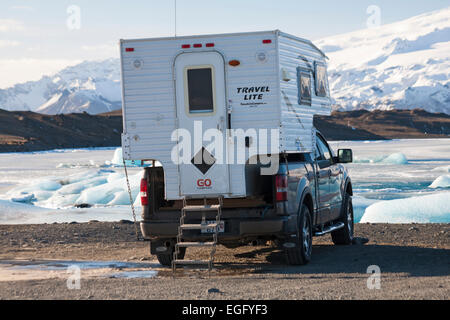 Campeur van campervan stationné à la lagune Glaciaire de Jokulsarlon, au bord du parc national de Vatnajokull, Islande, en février Banque D'Images