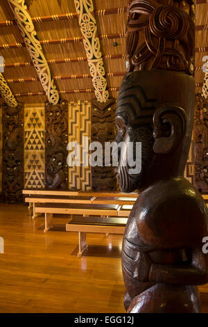 Intérieur de la maison d'Rūnanga Te Whare au site du Traité de Waitangi, la Nouvelle-Zélande. Banque D'Images