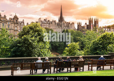 Groupe de personnes de vous détendre dans un jardin, les jardins de Princes Street, Édimbourg, Écosse Banque D'Images