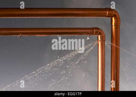 Fuites de tuyaux éclatés Banque D'Images