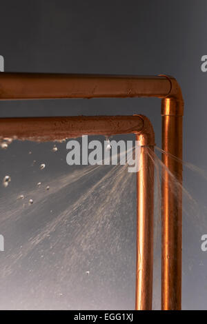 Fuites de tuyaux éclatés Banque D'Images