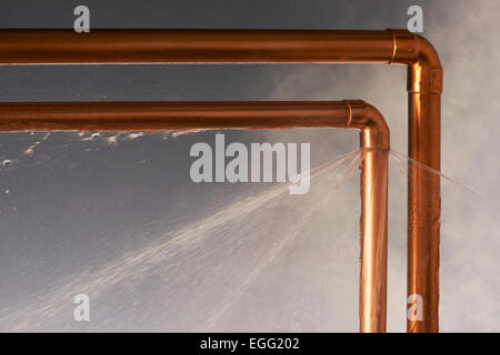 Fuites de tuyaux éclatés Banque D'Images