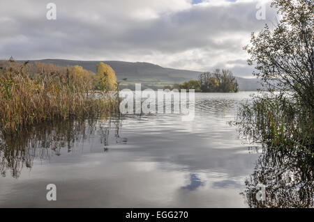 Llangorse Lake dans le parc national de Brecon Beacons Powys à l'automne la lumière avec une vue lointaine de Pen Y Fan Banque D'Images