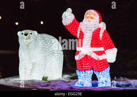 Les chiffres lumineux du Père Noël et l'ours Banque D'Images