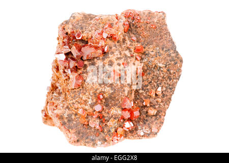 La Vanadinite cristaux rouge, minéral isolé sur fond blanc Banque D'Images