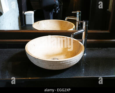 Beau lavabo dans la salle de bains photographié closeup Banque D'Images