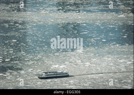 Manhattan, New York, USA. Feb 24, 2015. Météo : ferry de banlieue fait son chemin à travers la glace de la rivière Hudson remplis de gel que les températures continuent à New York Mardi, 24 février 2015. Credit : Bryan Smith/ZUMA/Alamy Fil Live News Banque D'Images