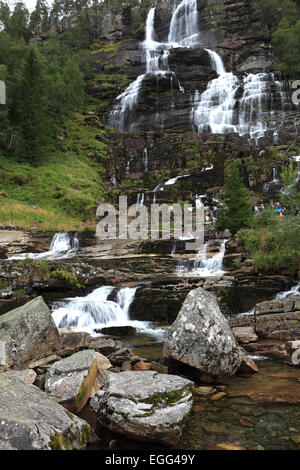 Tvindefossen cascade ; appelé aussi Trollafossen, près de la ville de Voss, Hordaland région, l'ouest de la Norvège, Scandinavie, l'Europe. Banque D'Images