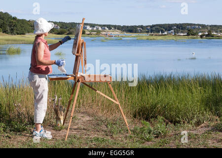 Peinture femme artiste scenic Duck Creek dans la région de Wellfleet, Massachusetts. Banque D'Images