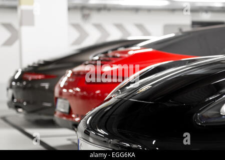 Sportscars Porsche dans garage souterrain Banque D'Images