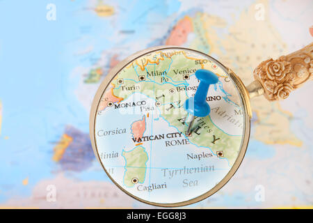 Tack bleu sur la carte de l'Europe avec une loupe à la recherche sur Rome, et le Vatican, Italie Banque D'Images