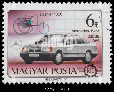 Hongrie - VERS 1986 : timbres en Hongrie, consacré à la 100e anniversaire de la voiture, Daimler et 1886 montre Mercedes-Ben Banque D'Images