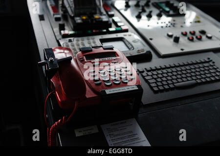 Téléphone d'urgence rouge 'hot line' sur le pont de type 45 de la Royal Navy Destroyer Navire de guerre HMS Dragon, utilisé pour les communications sécurisées Banque D'Images