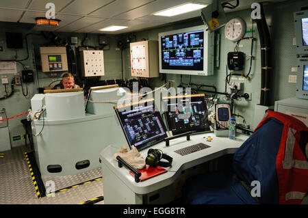 Salle de contrôle d'ingénierie dans le HMS Dragon, un destroyer de type 45 et le plus avancé dans la flotte de la Marine royale britannique. Banque D'Images