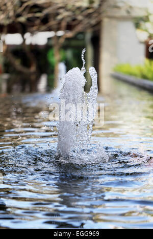 Petite fontaine jet eau photographié close up Banque D'Images