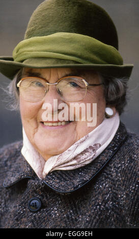 Close-up of woman smiling portant un chapeau vert Banque D'Images