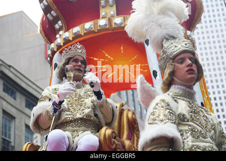 La Nouvelle-Orléans, Louisiane, Etats-Unis. Feb 17, 2015. Rex, roi de carnaval, chevauche son flotteur pendant la parade de la coterie de Rex le 17 février 2015 à La Nouvelle-Orléans, Louisiane, Etats-Unis. Les défilés sont une partie de la région est le Mardi Gras Mardi Gras des célébrations. © Dan Anderson/ZUMA/Alamy Fil Live News Banque D'Images