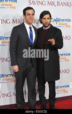 LOS ANGELES, CA - 9 décembre 2013 : BJ Novak & Jason Schwartzman à l'US première de leur film 'enregistrement M. Banks' à Walt Disney Studios, à Burbank. Banque D'Images