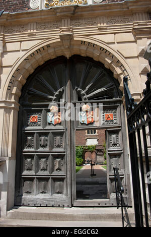 Porte d'entrée et porte d'Abbot's Hospital, Guildford, Surrey Banque D'Images