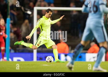 Manchester, UK. Feb 24, 2015. Ligue des Champions de football. Manchester City et Barcelone. Le milieu de terrain du FC Barcelone Sergio Busquets. Credit : Action Plus Sport/Alamy Live News Banque D'Images