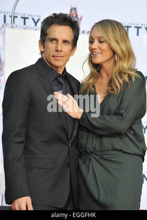 LOS ANGELES, CA - 3 décembre 2013 : Ben Stiller & épouse Christine Taylor au théâtre chinois de Grauman où il avait la main & footprints situé dans le ciment. Banque D'Images