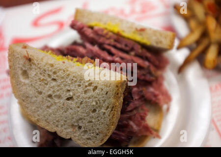 Schwartz's Deli situé sur St-Laurent à Montréal, au Québec, le 27 avril 2012. Banque D'Images