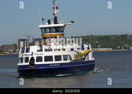La traversée en ferry de Halifax-Dartmouth le port le 11 juin 2012. Banque D'Images