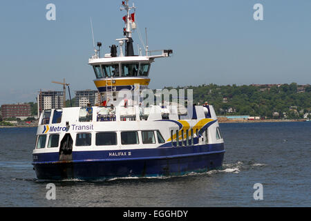 La traversée en ferry de Halifax-Dartmouth le port le 11 juin 2012. Banque D'Images