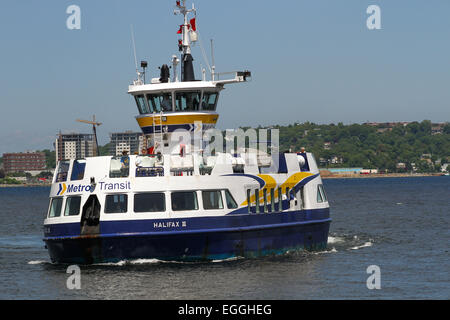 La traversée en ferry de Halifax-Dartmouth le port le 11 juin 2012. Banque D'Images