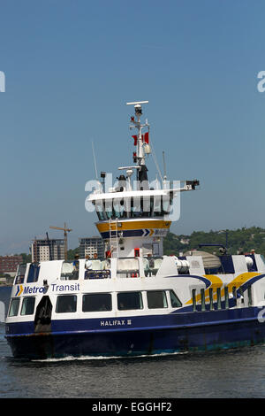 La traversée en ferry de Halifax-Dartmouth le port le 11 juin 2012. Banque D'Images